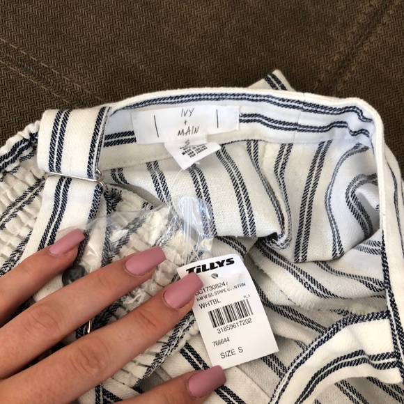 Brand new crop top - Picture 3 of 3